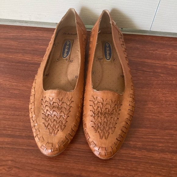 Dr. Scholl's Shoes - Tan Dr Scholl’s flats with woven leather design size 7